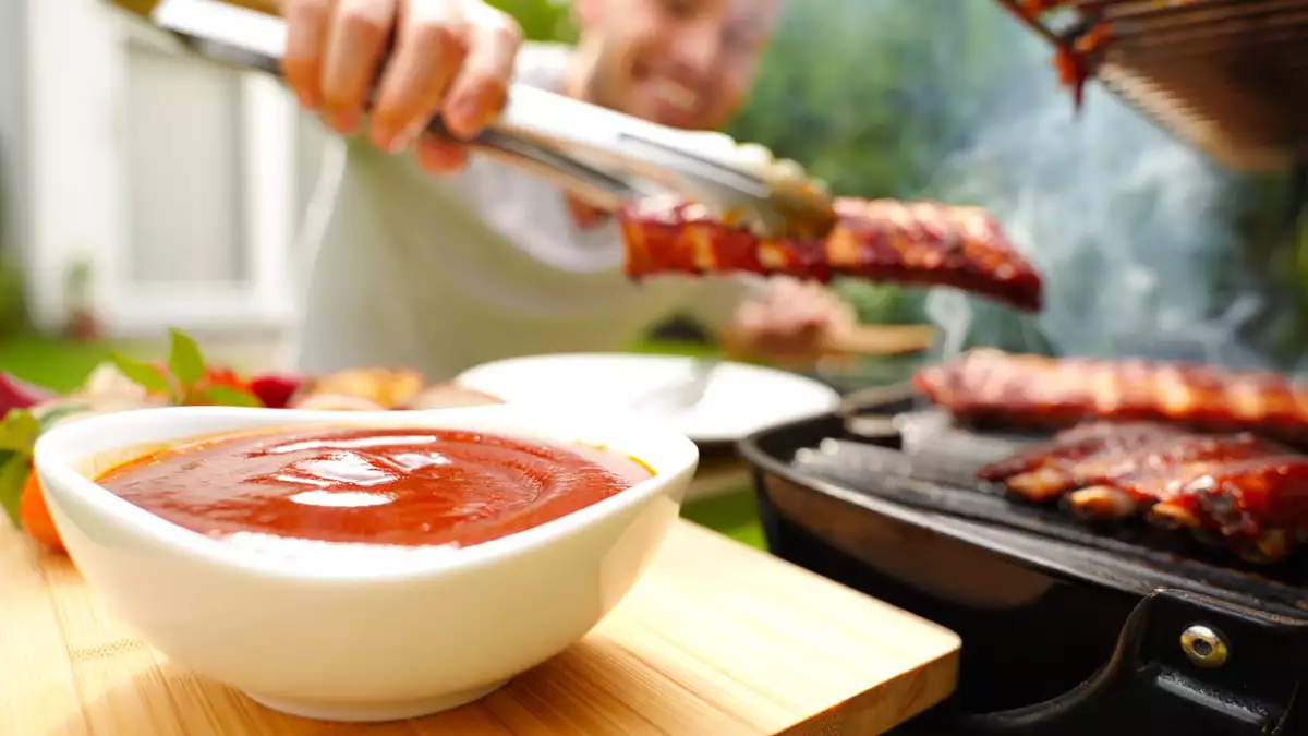 Sos barbecue: przygotuj go w domu i zmień każde mięso