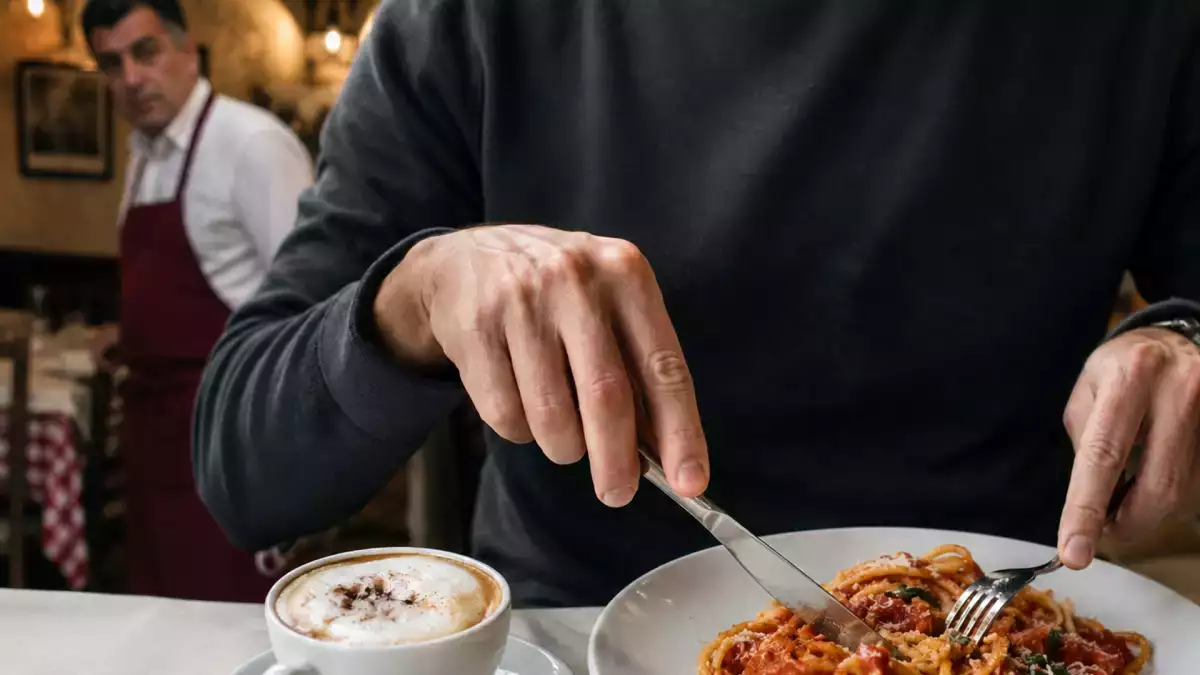 Czego nigdy nie powinieneś robić z makaronem, kawą i pizzą, jeśli w pobliżu jest Włoch