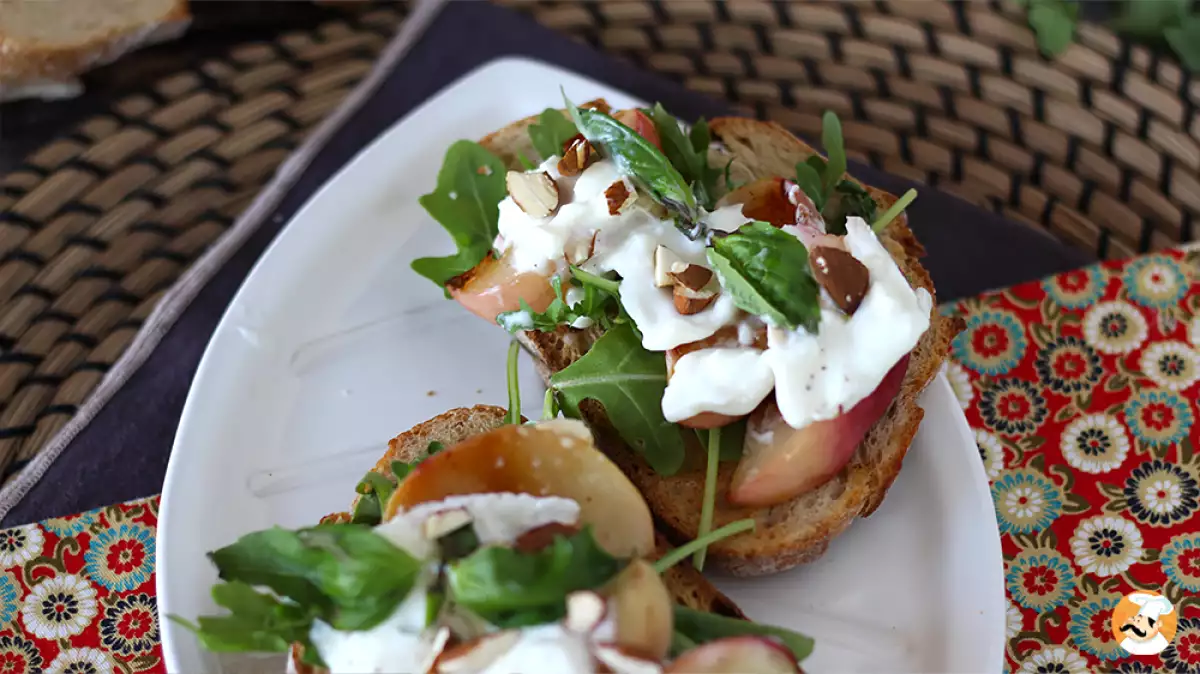 Burrata i owoce: najsmaczniejsze letnie połączenia (które obecnie można spotkać wszędzie)