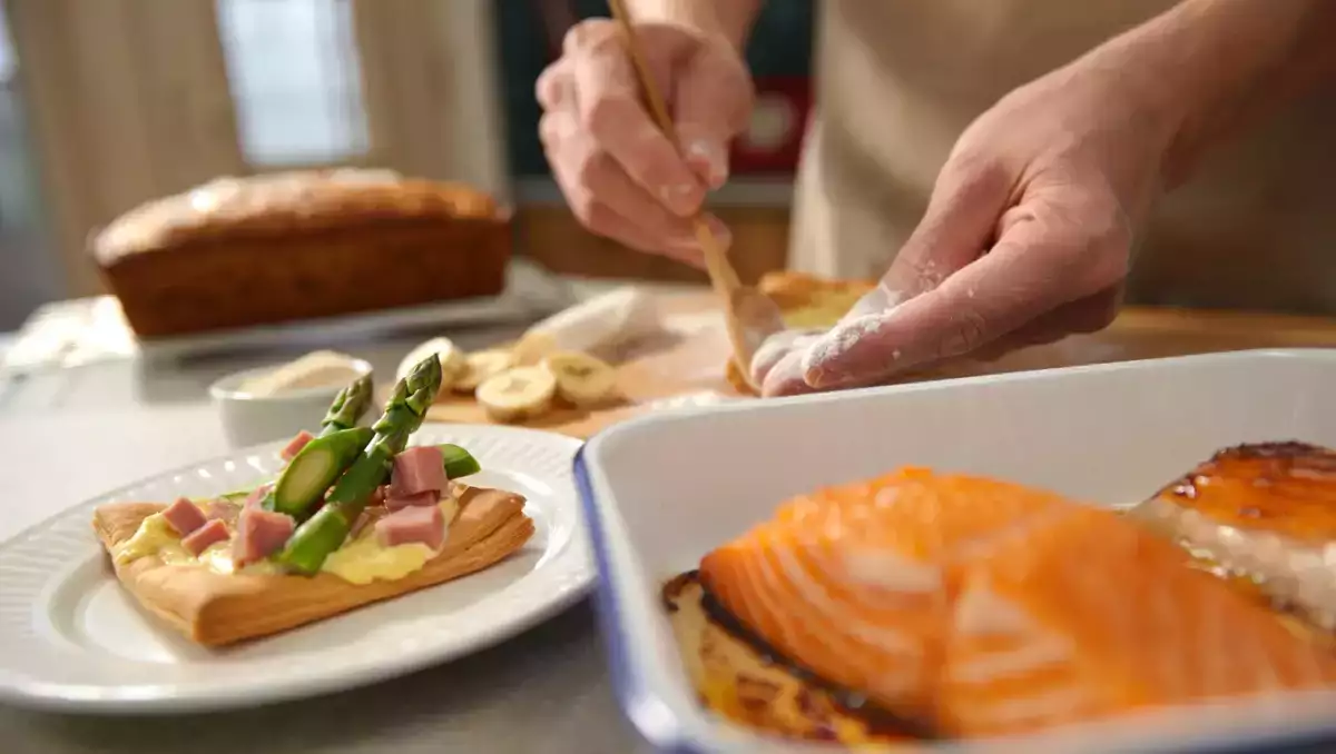 Codzienny menu, 16 czerwca: pyszne ciastka ze szparagami, szybki łosoś i zdrowe ciasto bananowe
