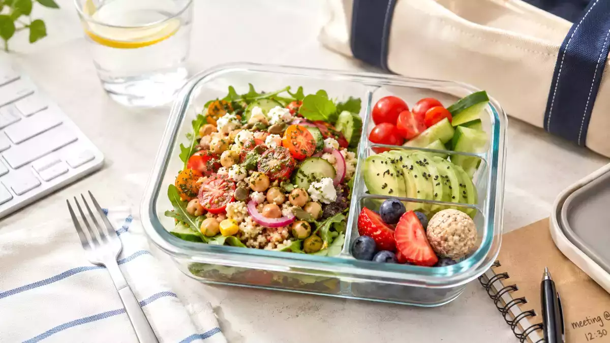Letnie pudełko na lunch: proste przepisy na posiłki, które można zabrać do biura, gdy jest gorąco!