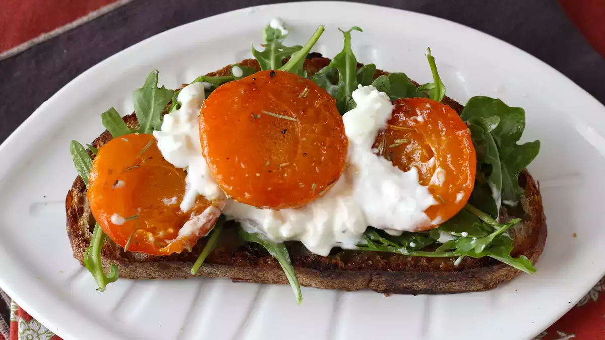 Letni aperitif: 5 świeżych i kolorowych przepisów – pysznych i idealnych do dzielenia się z przyjaciółmi