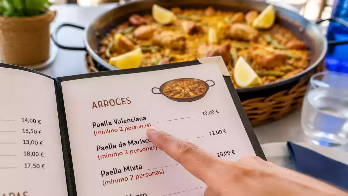 Dlaczego wiele restauracji serwuje paellę wyłącznie dla dwóch osób? Prawda kryjąca się za wymogiem „co najmniej dwie osoby”