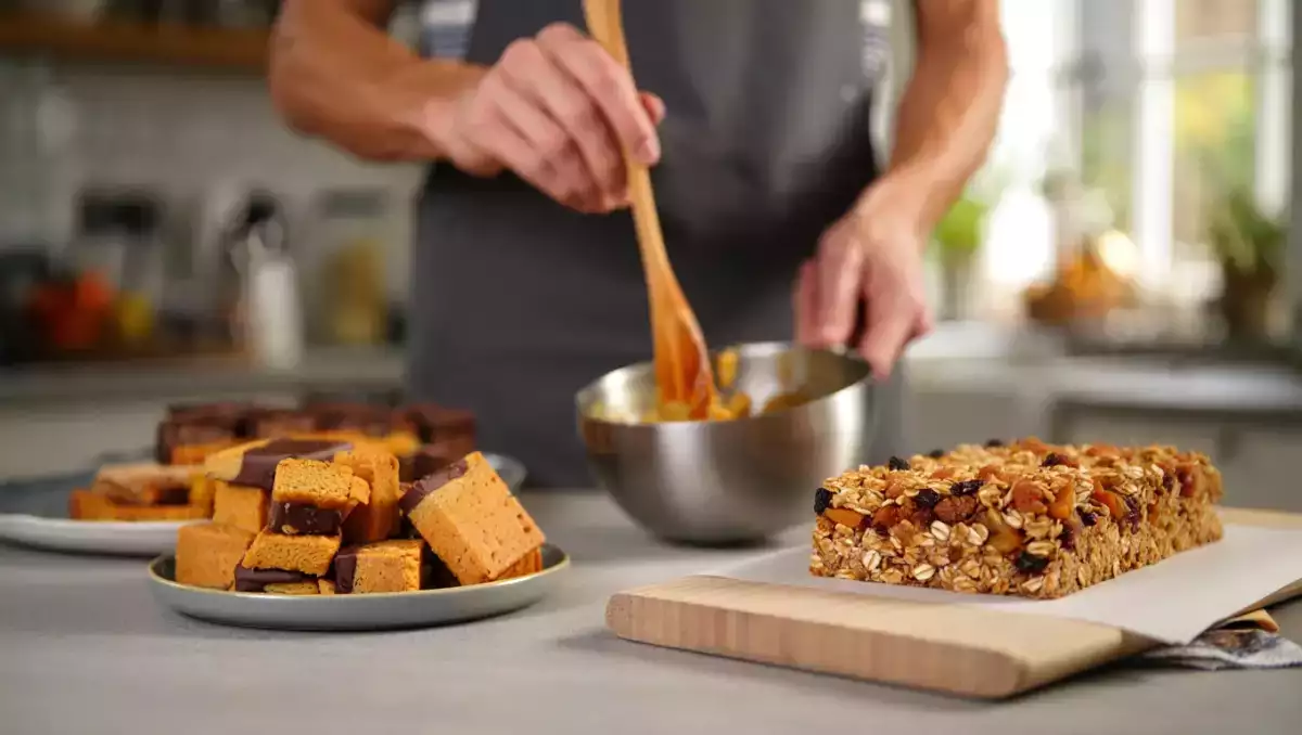Menu dnia, 4 lipca: słodko-pikantne trio — ciasteczka Twix, chrupiąca sałatka ryżowa z łososiem i ciasto musli bez cukru