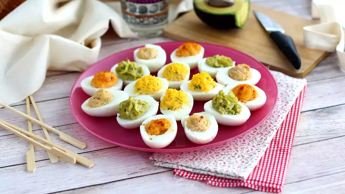 Jajka faszerowane, jajka mimosa i deviled eggs: czy to to samo, czy może przez całe życie myliliśmy te przepisy?