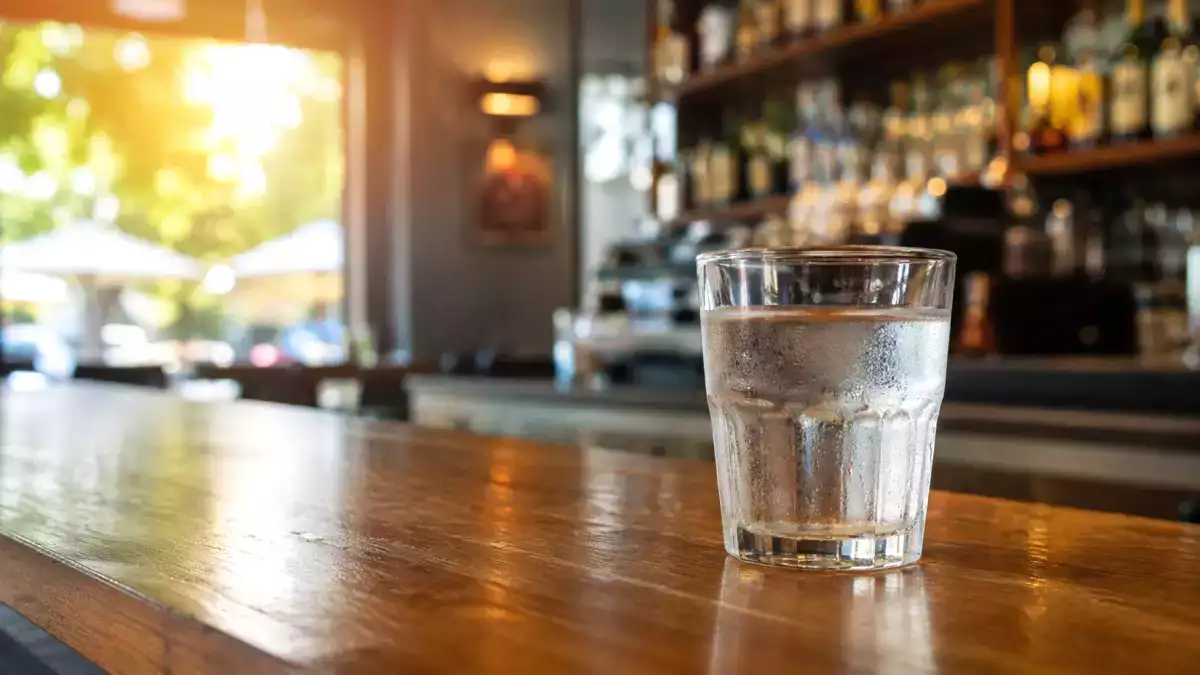 Fala upałów: czy bar ma obowiązek podać ci szklankę wody, jeśli nic nie zamawiasz?