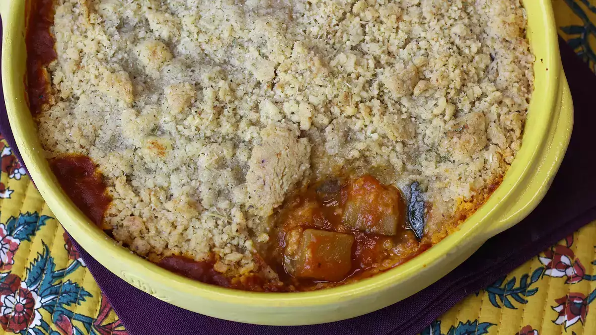 Ten crumble z ratatouille można przygotować z wyprzedzeniem i smakuje równie dobrze na ciepło, jak i na zimno!