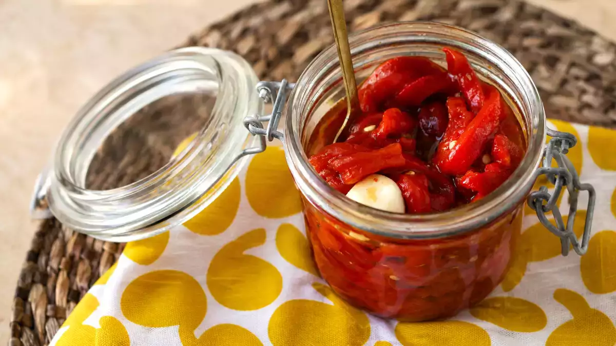Sposób na pieczoną paprykę, który ulepszy każdą letnią sałatkę: papryka będzie słodsza, soczysta i łatwiejsza do obierania