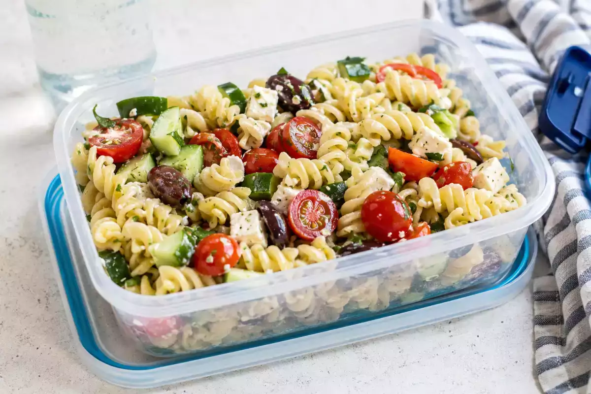 Zimny makaron w pudełku na lunch: sposób, by nie sklejał się w jedną bryłę