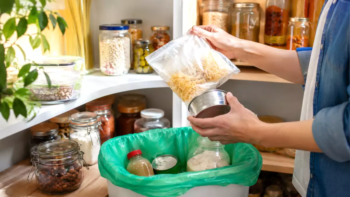 Jeszcze przed wrześniem sprawdź zawartość spiżarni: jakie otwarte produkty spożywcze należy natychmiast wyrzucić ze względów bezpieczeństwa