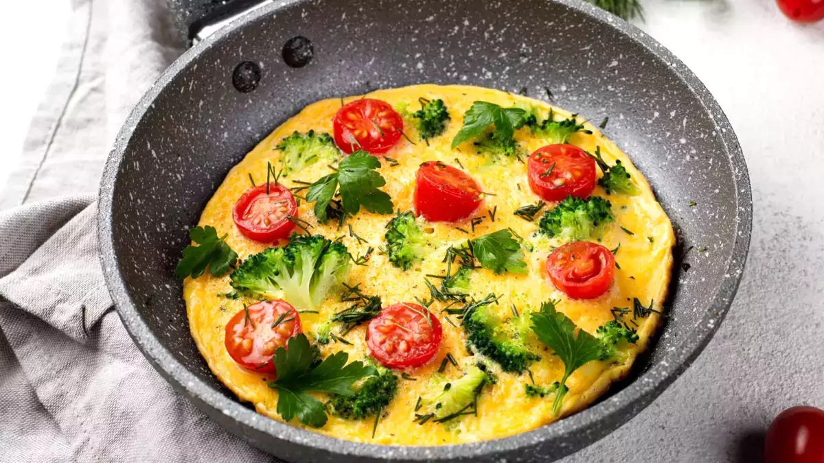 Jeśli twój omlet przywiera do patelni, prawdopodobnie popełniasz jeden (lub więcej) z tych 8 błędów! Zrozumienie.