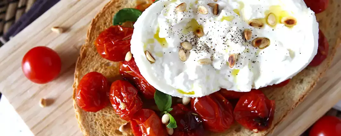 Burrata: 8 pomysłów na przepisy, które pozwolą wydobyć z tego kremowego sera to, co najlepsze