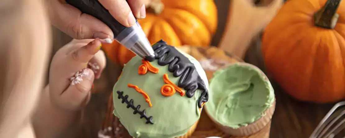 Cztery błędy w barwieniu żywności, które wyjaśniają, dlaczego desery na Halloween nie wychodzą tak, jak się spodziewałeś.