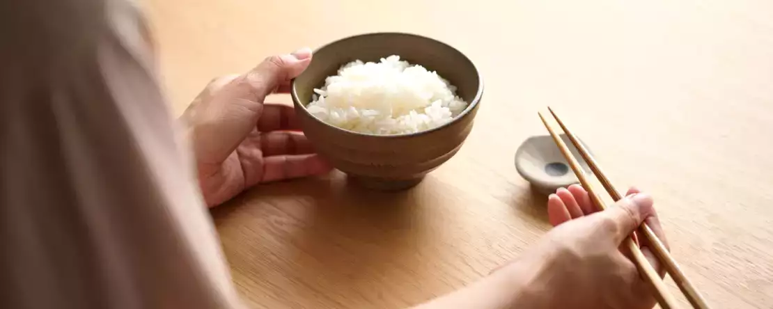 Gesty, które sprawiają, że czujesz się niekomfortowo w japońskiej restauracji i prawie wszyscy to robimy, nie wiedząc o tym.