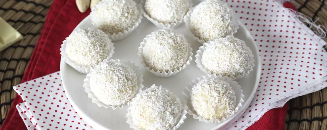 Trzy słodkości inspirowane czekoladkami Raffaello, które będziesz chciał zrobić w te Święta Bożego Narodzenia.