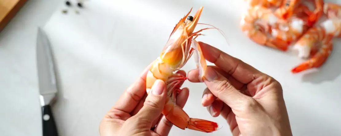 Oto prosty trik na czyszczenie krewetek, który na zawsze odmieni Twoje życie