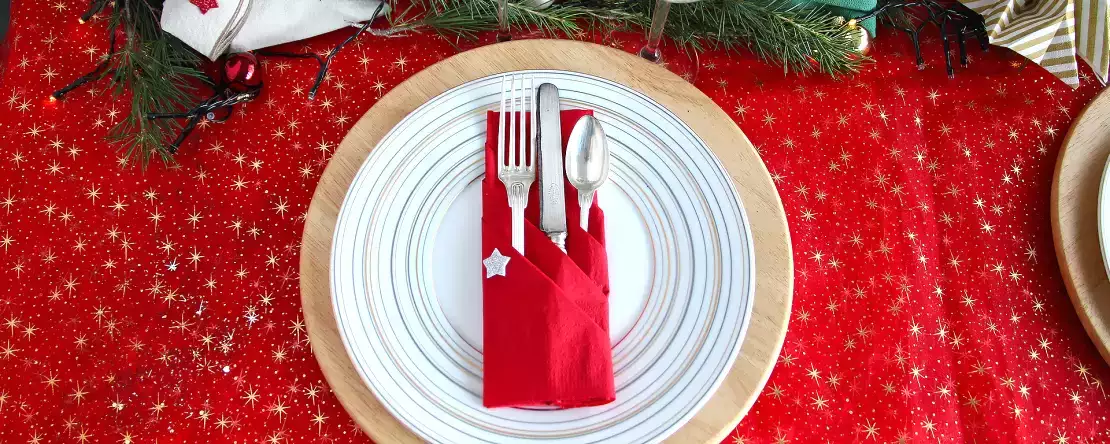 Za pomocą jednej papierowej serwetki możesz stworzyć elegancką i niedrogą tacę na sztućce: tutorial, który jest w modzie