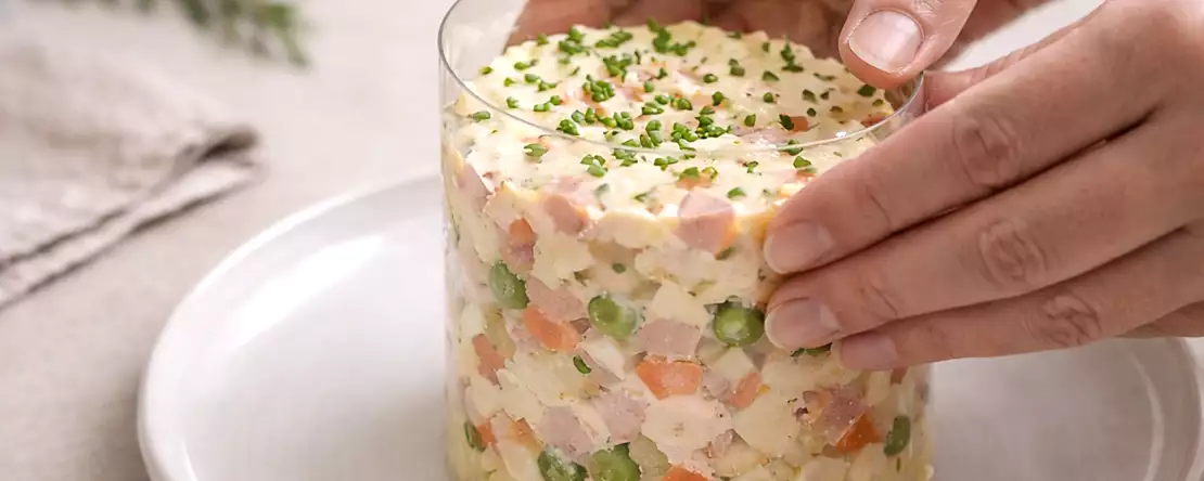 Bez pierścienia do platerowania i z gośćmi: sztuczka, która oszczędza prezentację potraw (z czymś, co już masz w domu).