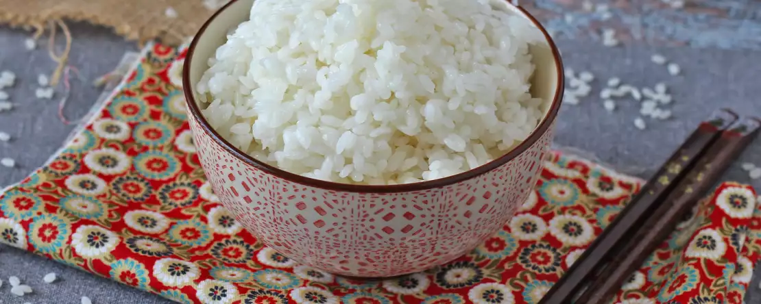 Jak przygotować ryż do sushi? Prosta metoda na kleisty, aromatyczny ryż