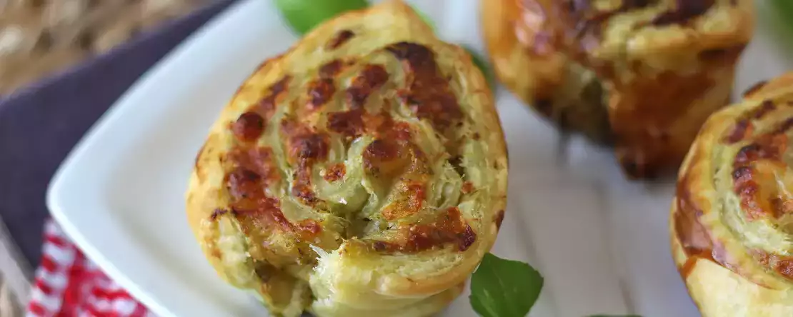 Przygotowanie tego ciasta francuskiego z pesto zajmuje zaledwie 15 minut... a znika jeszcze szybciej