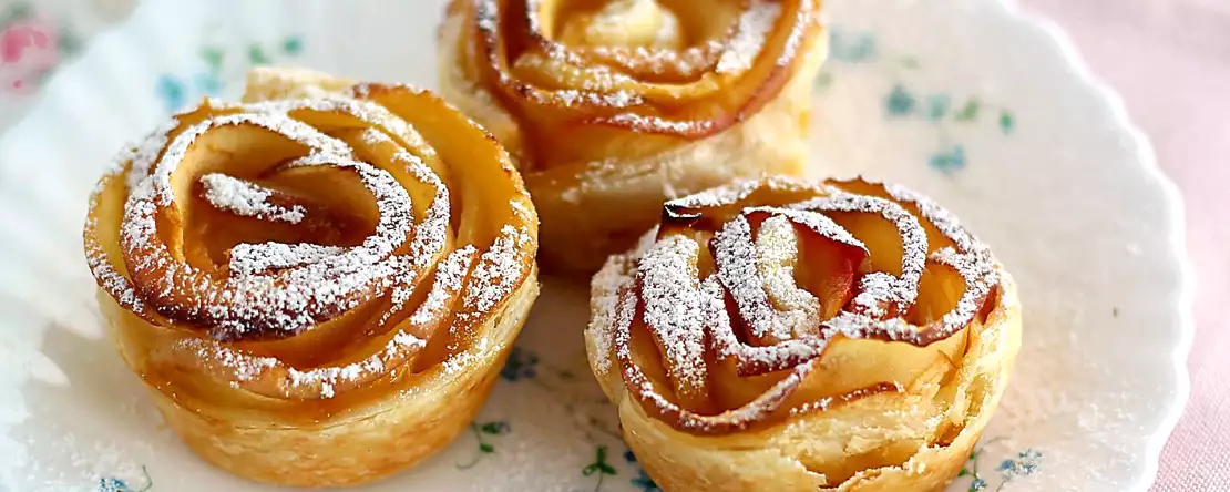 Róże z jabłek i ciasta francuskiego: walentynkowy deser, który wygląda jak ciasto z piekarni.