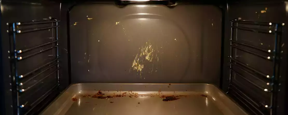 Twój piekarnik jest pełen inkrustowanego tłuszczu? Oto prosta wskazówka, jak wyczyścić go bez użycia chemikaliów