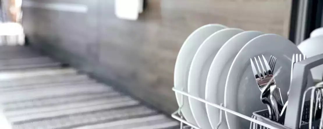 Czy należy płukać naczynia przed włożeniem ich do zmywarki - mówią eksperci