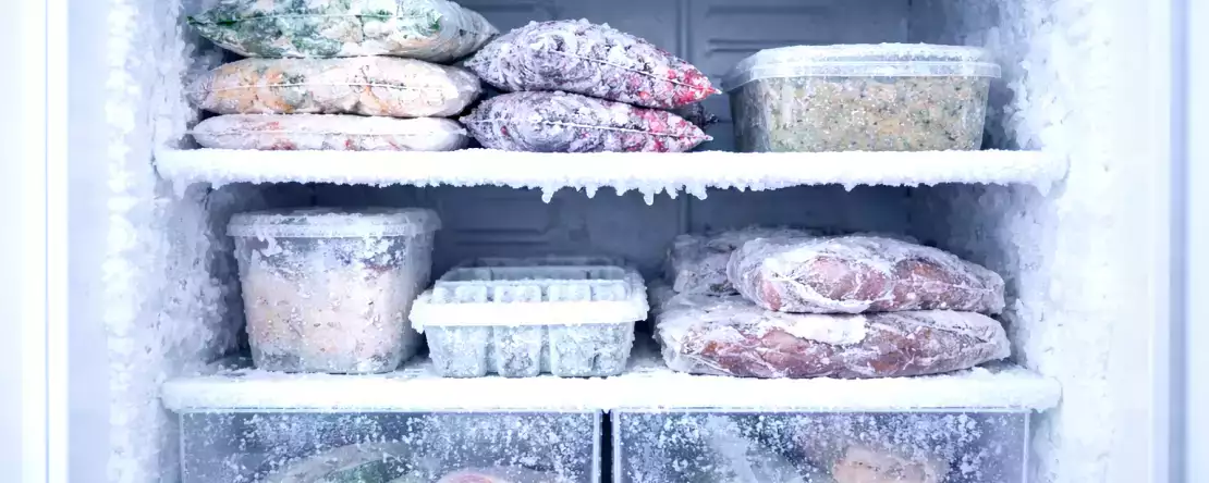 Za dużo szronu w zamrażarce? Oto prosta wskazówka, jak temu zapobiec