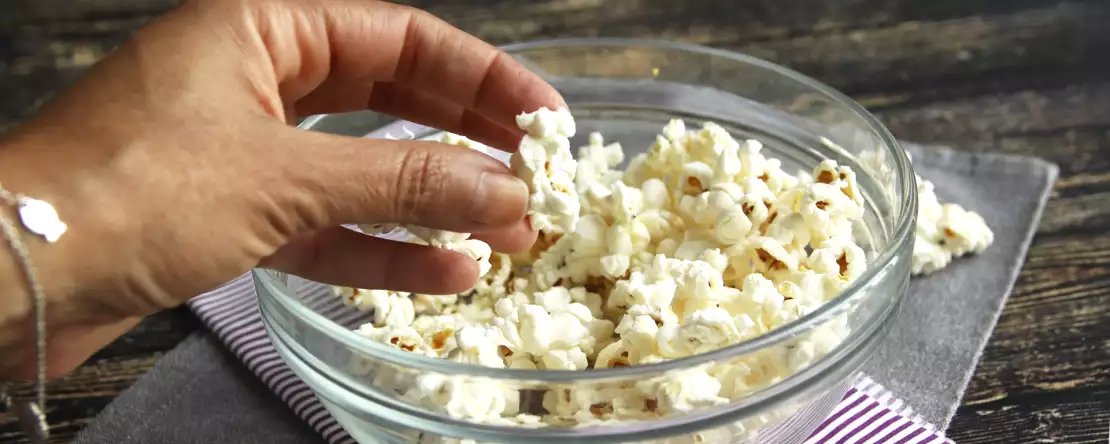 Popcorn nie potrzebuje więcej soli: potrzebuje jej, aby przyprawa naprawdę się przykleiła.