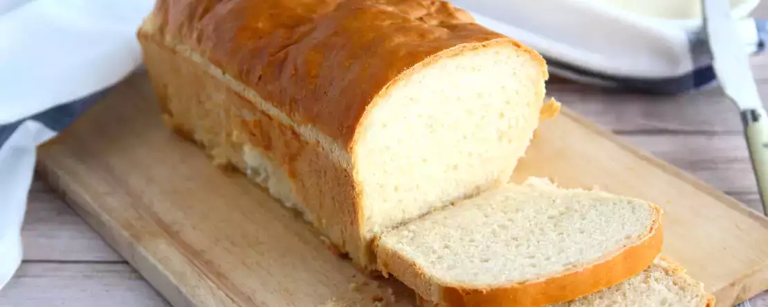 Jak zrobić miękki domowy chleb kanapkowy? Prosta metoda na efekt godny piekarni