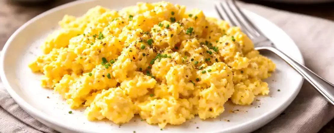 Jakie są sekrety udanej jajecznicy? Proste wskazówki dotyczące kremowej konsystencji!