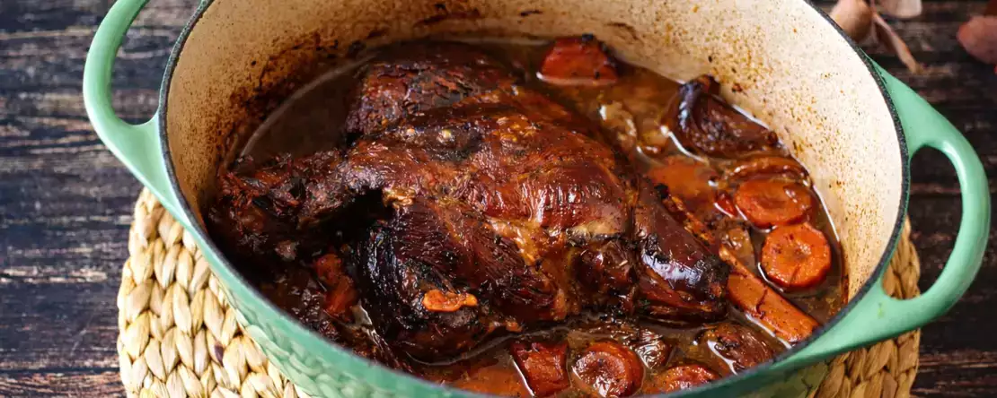 Jak upiec udziec jagnięcy na wolnym ogniu: prosta metoda na delikatne i aromatyczne mięso