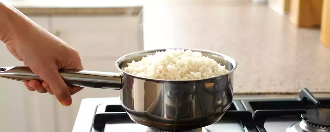 Najlepszy sposób przechowywania ugotowanego ryżu, aby nie był suchy i bez smaku następnego dnia