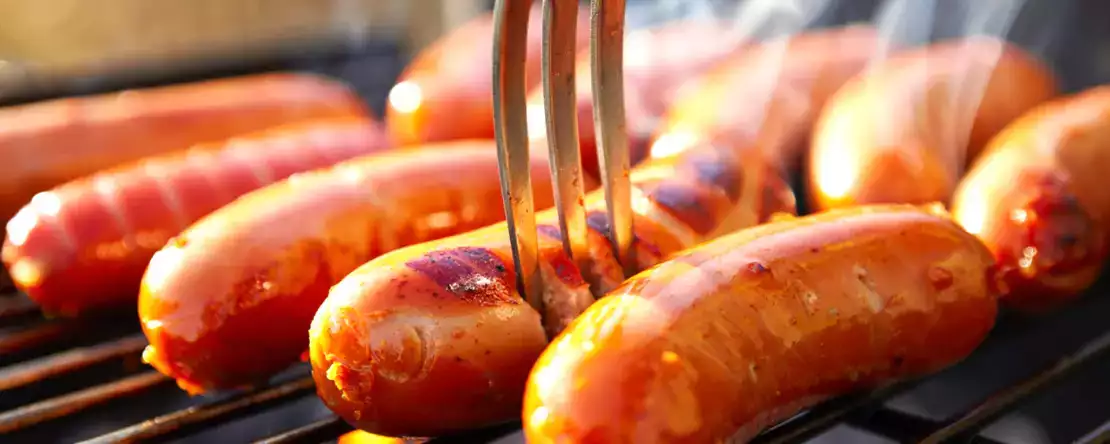 Nawiercanie kiełbasek przed gotowaniem: powszechny błąd czy genialna sztuczka? Prawda, która zmienia wszystko