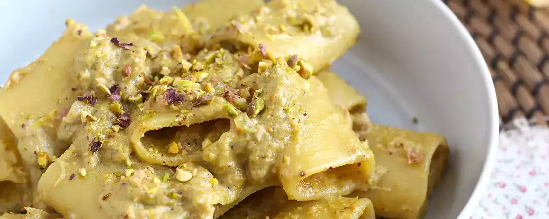 Ten kremowy makaron jest przygotowywany bez śmietany: wynik jest niesamowity