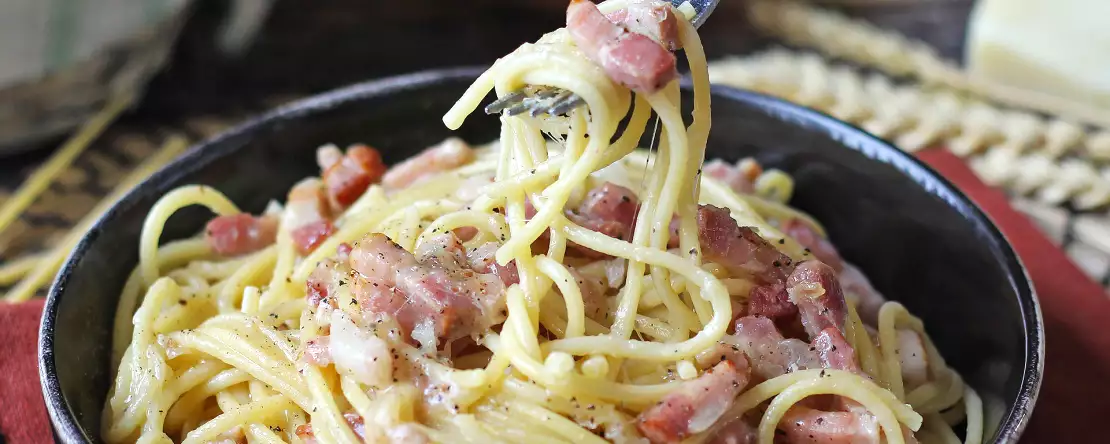 Kostki bekonu: składnik, który zawsze masz w lodówce i 12 pomysłowych przepisów, które uratują każdy obiad (szybki i nieodparty)