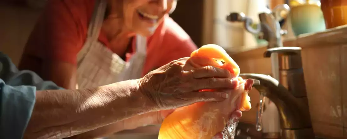 Czy naprawdę trzeba myć kurczaka przed gotowaniem? Prawda, której nigdy nie powiedziały ci mama i babcia