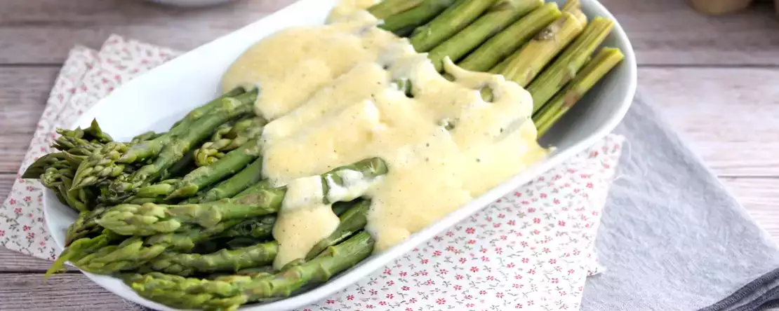 3 sosy, które wzbogacą smak zielonych szparagów bez maskowania ich aromatu