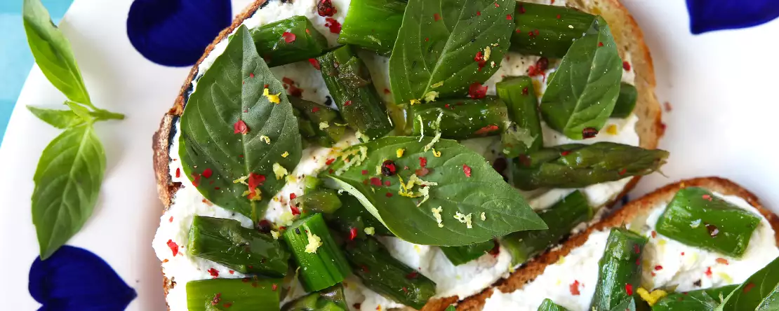 Wiosenna bruschetta, której pragną wszyscy: świeża, kremowa i gotowa w kilka minut