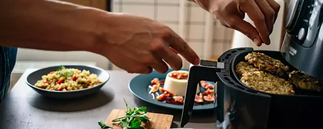 Codzienny menu, 23 kwietnia: chrupiące placuszki, komosa ryżowa i waniliowa panna cotta