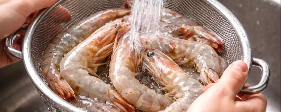 Czy myjesz krewetki przed gotowaniem? Dowiedz się, dlaczego ten powszechny gest może być Twoim największym błędem.