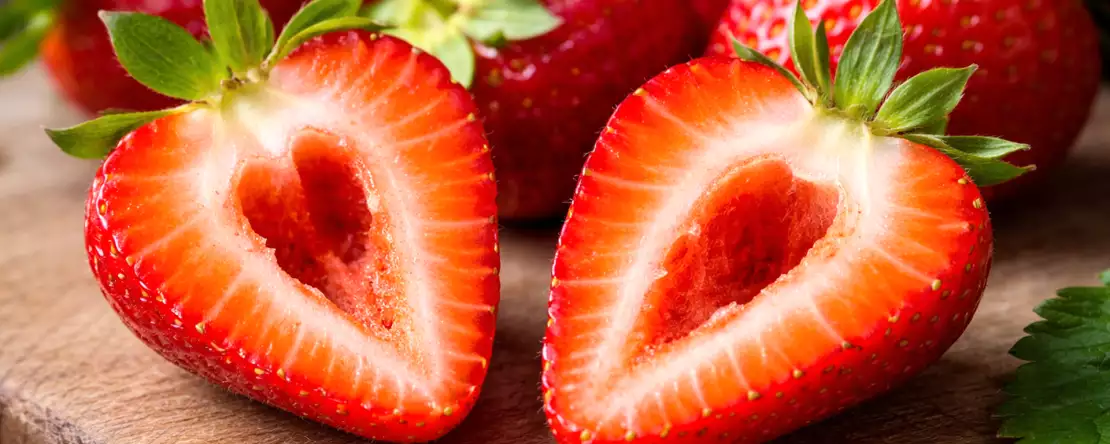 Dlaczego niektóre truskawki mają dziury w środku? Istnieje niewypowiedziany powód