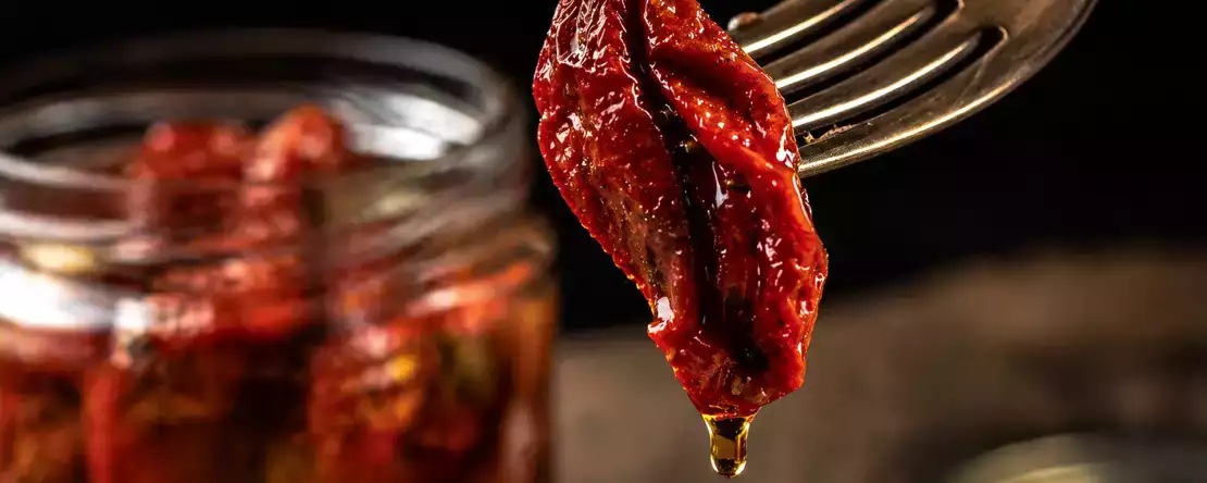 Suszone pomidory w oleju: koncentrat smaku w spiżarni i 10 przepisów, jak najlepiej go wykorzystać.