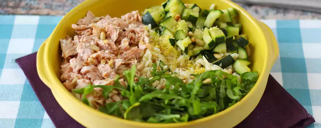 Orzo: co to jest, jak gotować i dlaczego ten mały makaron tak dobrze sprawdza się w zupach, sałatkach i kremowych daniach.