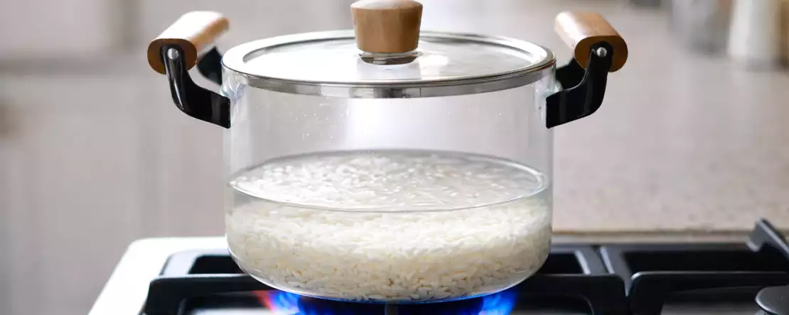 Nie musisz odmierzać wody: prosty trik na sypki ryż, którego mało kto używa