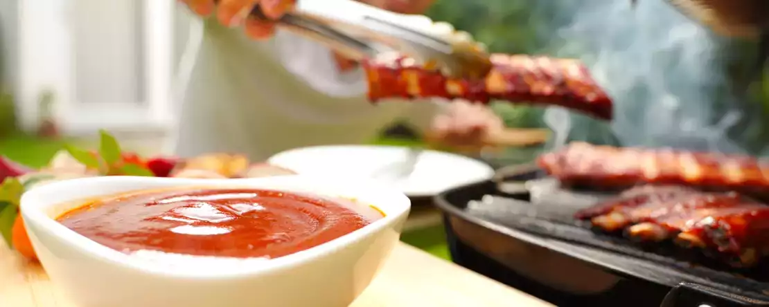 Sos barbecue: przygotuj go w domu i zmień każde mięso