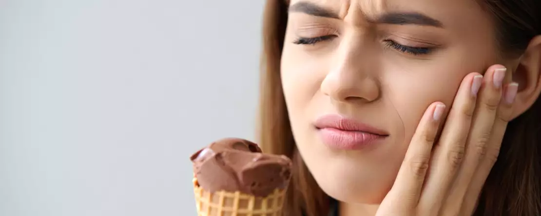 Zęby wrażliwe na zimno: jakie naturalne porady naprawdę łagodzą ból?