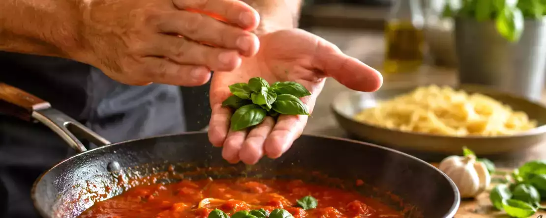 Prosty sposób na wydobycie aromatu świeżej bazylii tuż przed dodaniem jej do potraw