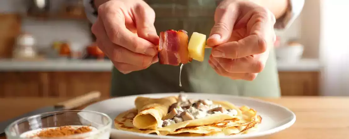 Menu dnia, 1 lipca: lekki zestaw na lato — szaszłyki z boczkiem, kremowe crespelle i pudding ryżowy