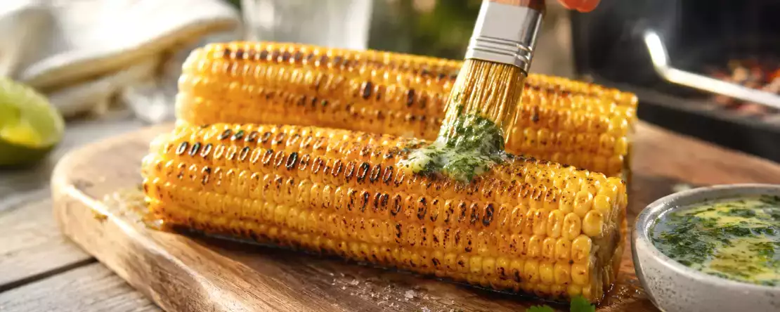 Jak piec kolby kukurydzy na grillu, aby były miękkie, słodkie i miały smak potraw z grilla
